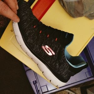 Sketchers sneakers 9 memory foam